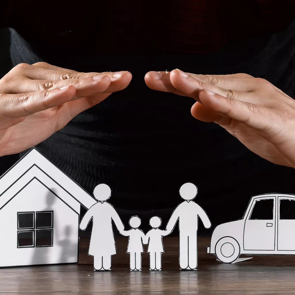 Hand, die über eine Familie gehalten wird