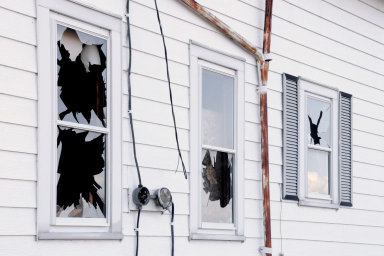 Vandalismus abgesichert: So schützt Ihre Wohngebäudeversicherung Ihr Eigentum